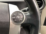 【ステアリングスイッチ】右です。ハンドルから手を離さず、運転に集中したまま手元でメ-タ-パネル内の表示切替などができます。オ-トエアコンの温度調節もできます。