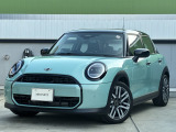 MINIのフロントグリルのデザインはイギリスで生まれた当初から、シルバーのサイドバーが折り重なった伝統的なデザインで御座います。その伝統はBMWのお車になってからでも少しずつ形を変えて守られております