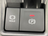 【電動パーキングブレーキ】パーキングブレーキは便利な電動式!ボタン一つで操作でき、アクセルを踏めば自動で解除されます♪レバーやペダルが無いので運転席廻りもすっきりしますね♪