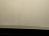 ヘッドアップ・ディスプレイ(HUD)現在のスピードや、前方の車線情報など、運転に必要な情報を、目の前のウインドウガラスに表示する機能です。これにより、目線の移動が少なく済み、安全です。