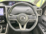 インテリアに合わせたデザインのステアリングは、運転される方のことも考え、運転しやすい形状、大きさです。是非一度、実際に触ってお確かめください。