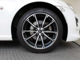 純正17インチアルミ!タイヤサイズは215/45R17です