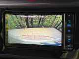 【バックカメラ】駐車時に後方がリアルタイム映像で確認できます。大型商業施設や立体駐車場での駐車時や、夜間のバック時に大活躍!運転スキルに関わらず、今や必須となった装備のひとつです!