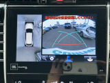 【パノラミックビューモニター】クルマを真上から見下ろした視点で駐車をサポートします!クルマの斜め後ろや真横など、いち早く障害物に気が付くことができます。