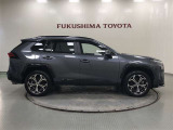 【まるごとクリーニング】シートを取り外し、車内を徹底洗浄。隅々まで丁寧に仕上げています。