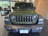 丸めのヘッドライト、Jeep伝統のセブンスロットグリル、張り出したオーバーフェンダーなど一目でJeepとわかるフロントマスクです。