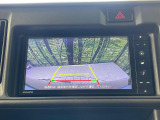 【バックカメラ】駐車時に後方がリアルタイム映像で確認できます。大型商業施設や立体駐車場での駐車時や、夜間のバック時に大活躍!運転スキルに関わらず、今や必須となった装備のひとつです!