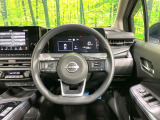インテリアに合わせたデザインのステアリングは、運転される方のことも考え、運転しやすい形状、大きさです。是非一度、実際に触ってお確かめください。