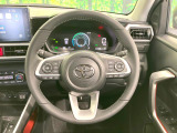 インテリアに合わせたデザインのステアリングは、運転される方のことも考え、運転しやすい形状、大きさです。是非一度、実際に触ってお確かめください。