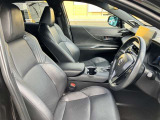 高いホールド性で運転姿勢が安定します。長距離ドライブでも疲れにくいのが魅力です。快適なドライビングライフをお送りください♪