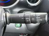 【オートライト(AUTO)】外の明るさをシステムが感知して、自動でヘッドライトが点灯します。ヘッドライトをつけ忘れを防ぐ便利機能です。