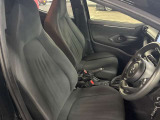 運転席の画像です。足元やシートまわりに余裕があり、リラックスした姿勢で運転が可能です。視界も良好で操作系へのアクセスもしやすく、快適で安心感のあるドライブをサポートします。