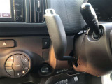 コラムシフトですので足元ひろびろ。 運転しやすいですよ。
