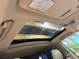 【サンルーフ】開放感たっぷりの希少装備、サンルーフが装着されています!車内に明かりを取り入れたり景色を楽しむ以外にも、車内の空気も簡単に換気できて快適です!