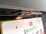 このお車はバックカメラが付いています。ナビをつければ連動できます。バックの操作が楽になります。
