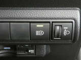 オートマチックハイビーム装備です。先行車や対向車のライトを認識し、ハイビームとロービームを自動で切り替える機能です。夜道の視界を確保します。詳細は販売店スタッフまでおたずねください。