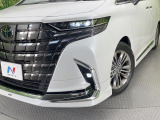 【LEDヘッドライト】悪天候や夜間走行時も良好な視界を確保し安心して運転できる高輝度LEDヘッドライトを装備!点灯速度が早く、消費電力も抑えられています。