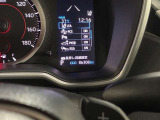 視認性に優れたメーターを採用しており、走行中でも車速や情報が分かりやすく表示されます。運転時の視線移動をむりのない範囲に抑え、快適で安心感のあるドライブをサポートします。