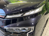 【LEDヘッドライト】悪天候や夜間走行時も良好な視界を確保し安心して運転できる高輝度LEDヘッドライトを装備!点灯速度が早く、消費電力も抑えられています。