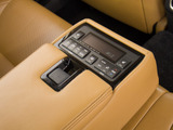 後席もVIP装備!後席センターコンソールの画像です!こちらのお車は、オーディオなども後席から操作出来るなど豪華!ゲストに喜んで頂ける装備ですね!