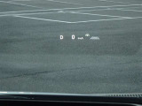 カラーヘッドアップディスプレイ付き。少ない視線移動で情報を確認できるので、運転の疲労軽減に繋がりますよ♪
