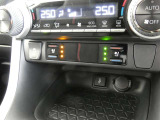 運転席・助手席は、ヒーター&ベンチレーション付シートです。暑い時期も寒い冬も快適に過ごせるうれしい装備です。