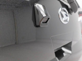 後退時に車両の後ろ側をモニター画面に表示します。車庫入れなどでバックする際に後方確認ができて便利です。車庫入れが苦手な人もこれで安心。