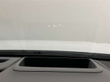 ヘッドアップディスプレイも装備。視線をメーターへ下げずに視界の中で速度やナビの右左折案内等の情報を得られる装置です。