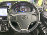 インテリアに合わせたデザインのステアリングは、運転される方のことも考え、運転しやすい形状、大きさです。是非一度、実際に触ってお確かめください。