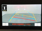 【バックガイドモニター】後方の映像をナビ画面に表示するだけでなく、ステアリング操作に連動して動くガイド線も同時に表示!予想進路の確認をしながら後退できるので便利です!
