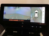 【パノラミックビューモニター&フロントビュー】見通しの悪い交差点やT字路などで車両前方と左右の状況確認をする為に車両上方と前方カメラからの映像を同時に表示するので周りがハッキリ確認でき安心です。