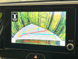 【バックカメラ】駐車時に後方がリアルタイム映像で確認できます。大型商業施設や立体駐車場での駐車時や、夜間のバック時に大活躍!運転スキルに関わらず、今や必須となった装備のひとつです!
