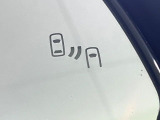 【ブラインドスポットモニター】走行中、ドアミラーの死角になりやすい箇所に後続車が接近するとサイドミラーのレンズに警告を表示!ドライバーに注意喚起をしてくれます。