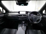 上質で落ち着いた印象のインパネ。視界も広々で運転しやすいです。