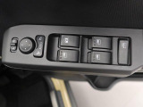 パワーウィンドゥ 運転席ドアスイッチ照明付です。電動格納ミラーも手元でワンモーションで可能です。
