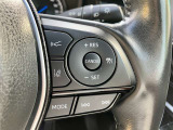 アダプティブクルーズコントロール機能付きです。走行中に先行車の様子を検知しながら、設定した車速の範囲内で先行車との距離のキープを支援します。詳細は販売店スタッフまでおたずねください。