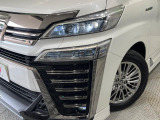 【三眼LEDヘッドライト】スタイリッシュな見た目の三眼LEDヘッドライトを装備♪スタイルだけでなく、夜間の走行も視界良好で安心してお乗りいただけます。