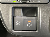 【電動パーキングブレーキ】パーキングブレーキは便利な電動式!ボタン一つで操作でき、アクセルを踏めば自動で解除されます♪レバーやペダルが無いので運転席廻りもすっきりしますね♪