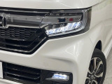 【LEDヘッドライト】悪天候や夜間走行時も良好な視界を確保し安心して運転できる高輝度LEDヘッドライトを装備!点灯速度が早く、消費電力も抑えられています。