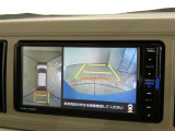 パノラミックビューモニター付きです。車両を上から見たような映像を画面に表示。運転席からの目視だけでは見にくい、車両周辺の状況をリアルタイムでしっかり確認できます。