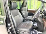 運転席まわりには十分なスペースがあり、大柄な方でもゆったり運転していただける環境です。