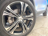 ●純正19インチアルミホイール:輸入車ならではの卓越した走りを支えるホイールと足回りです!日本車の走りに慣れている方にもぜひ体感して頂きたいほど、高いレベルでまとまっています!