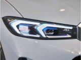 【LEDヘッドライト】先進のLEDテクノロジーを採用。放射される白色光の周波特性は太陽光に近く、バイキセノン・ヘッドライトを上回るコントラストで更に明るく輝きます!