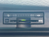 【ETC】有料道路を利用する際に料金所で停止することなく通過できる、ETC車載器(ノンストップ自動料金収受システム機器)が装備されています。セットアップを行うことで利用可能になります。