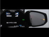 隣車線を走る車両をレーダーで検知し、ドアミラーでは確認しにくい後側方エリアに存在する車両に加え、急接近してくる車両も検知します。車両を検知するとドアミラーに搭載されたLEDインジケーターが点灯します。