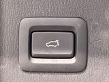 【パワーバックドア】スマートキーや運転席のボタンを押すだけでリアゲートが自動で開閉します!荷物を持っている時や、高い位置にあるバックドアを閉める際に便利な機能です♪