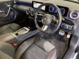 メルセデスのシートは、少し硬めに出来ておりますので、長時間の運転でも疲れにくく、安全にドライビングをお楽しみ頂けます