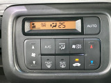 【オートエアコン】一度お好みの温度に設定すれば、車内の温度を検知し風量や温度を自動で調整。暑い&hellip;寒い&hellip;と何度もスイッチ操作をする必要はありません。快適な車内空間には必須の機能ですね♪