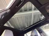 【パノラマルーフ】大型のガラスルーフ搭載で車内の解放感が一気にアップ!開放的なドライブをお楽しみいただけます。