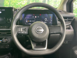 インテリアに合わせたデザインのステアリングは、運転される方のことも考え、運転しやすい形状、大きさです。是非一度、実際に触ってお確かめください。